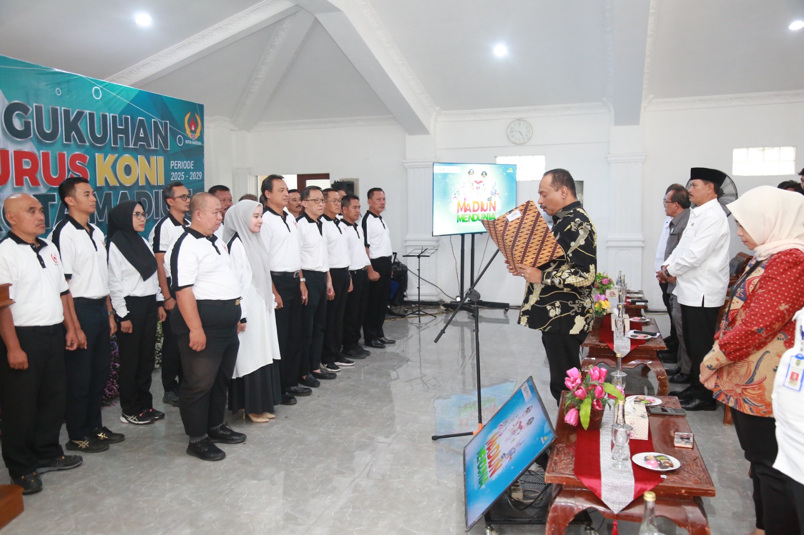 Pelantikan ketua dan pengurus baru KONI Kota Madiun periode 2025-2029 di rumah dinas wali kota, kemarin (30/4). FOTO: BAGAS BIMANTARA/RADAR MADIUN