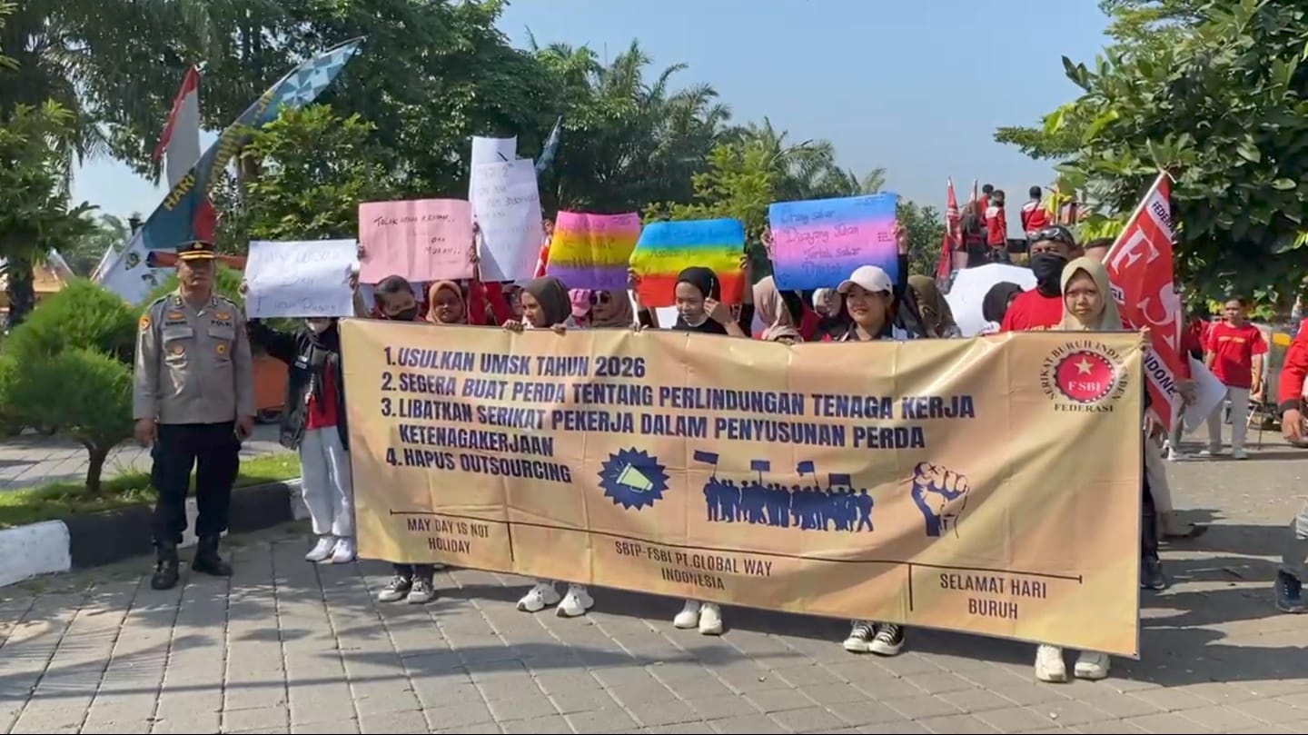 Para buruh yang tergabung dalam Federasi Serikat Buruh Independen (FSBI) Madiun Raya menggelar aksi demo di depan Pendapa Pemkab Madiun, Kamis (1/5). FOTO: DIAN RAHAYU/RADAR MADIUN