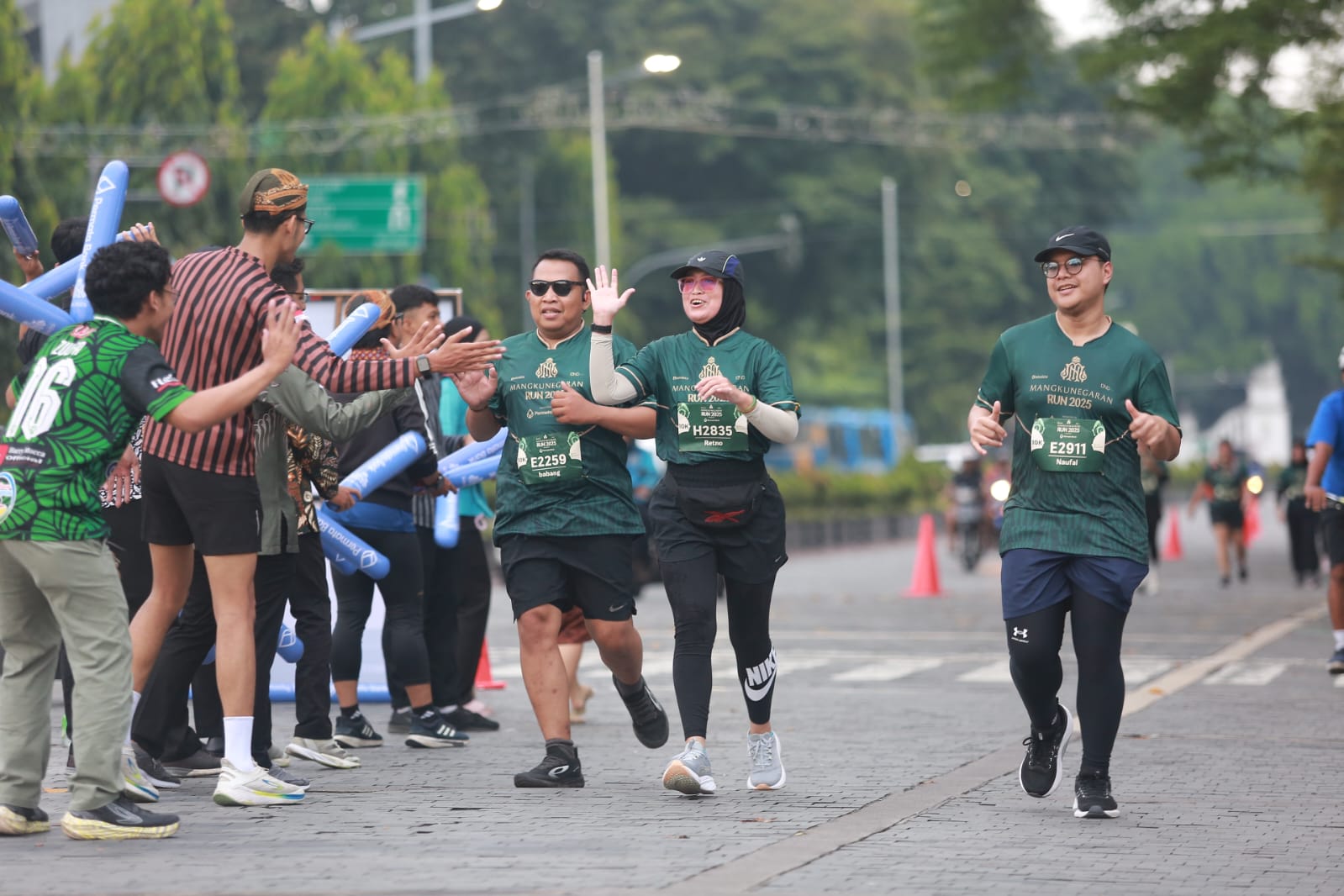 Para peserta salah satu event lari berjuang mencapai garis finish.