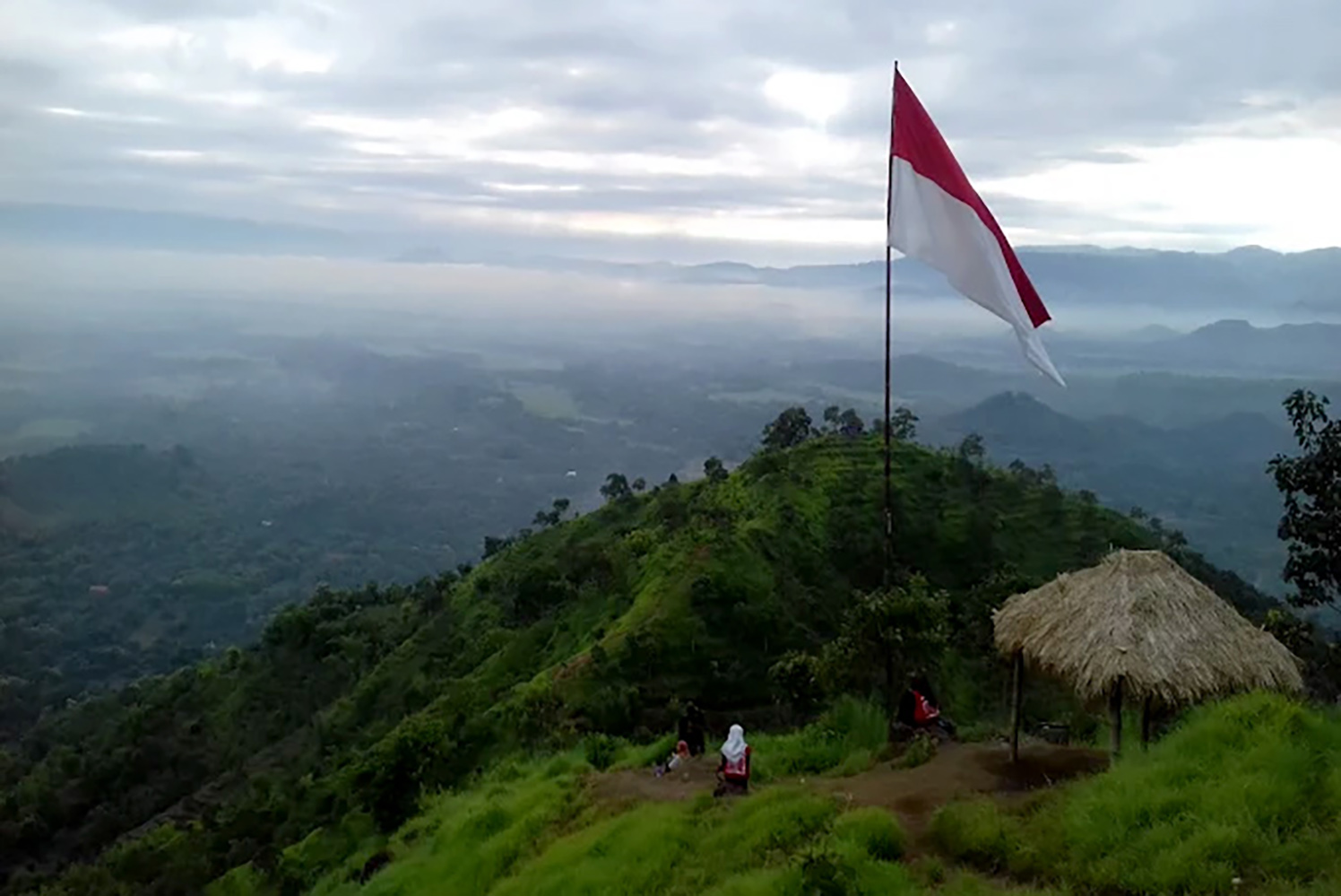 Pemandangan indah di Bukit Teletubbis Ponorogo bisa lihat sunset ataupun sunrise.