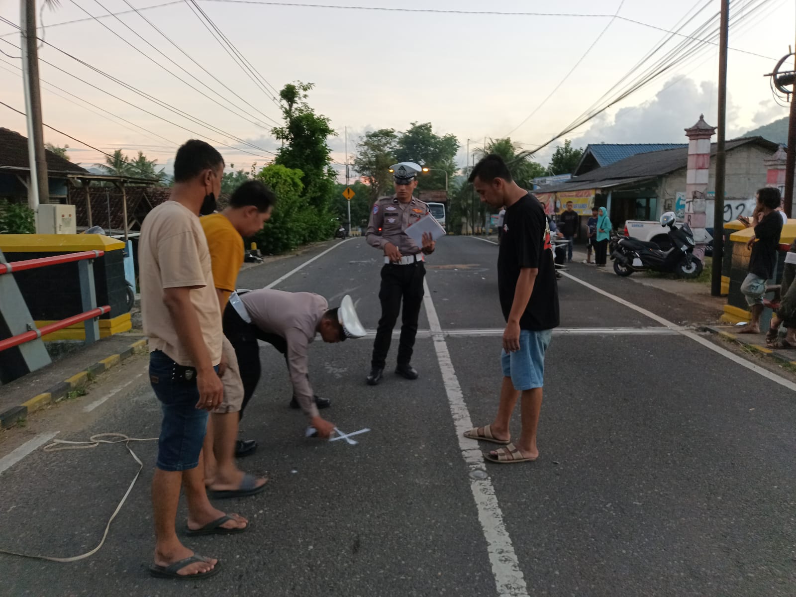 Polisi melakukan olah TKP di lokasi kecelakaan maut di Jembatan Semanten, Pacitan. FOTO: ISTIMEWA