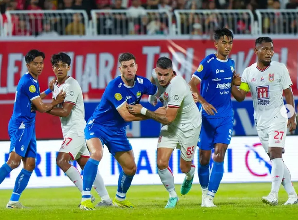 Duel sengit para pemain Malut United dan Persib Bandung dalam lanjutan Liga 1.