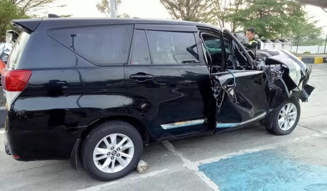 Mobil Toyota Kijang Innova Anggota DPR RI Alamudin Dimyati Alami Kecelakaan maut di  Tol  Pemalang.