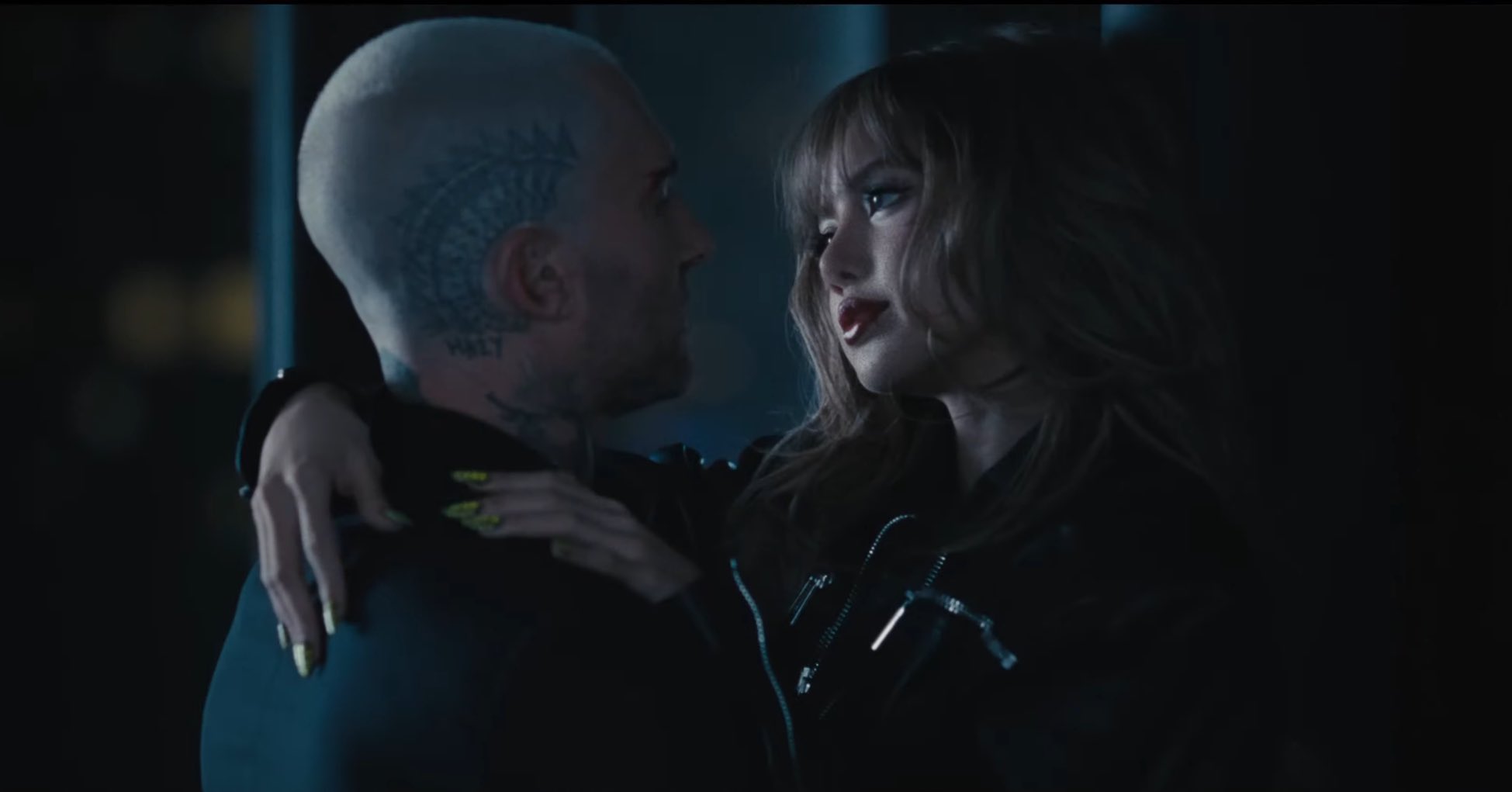 Penampilan Lisa dan Adam Levine Maroon 5 di video klip Priceless.