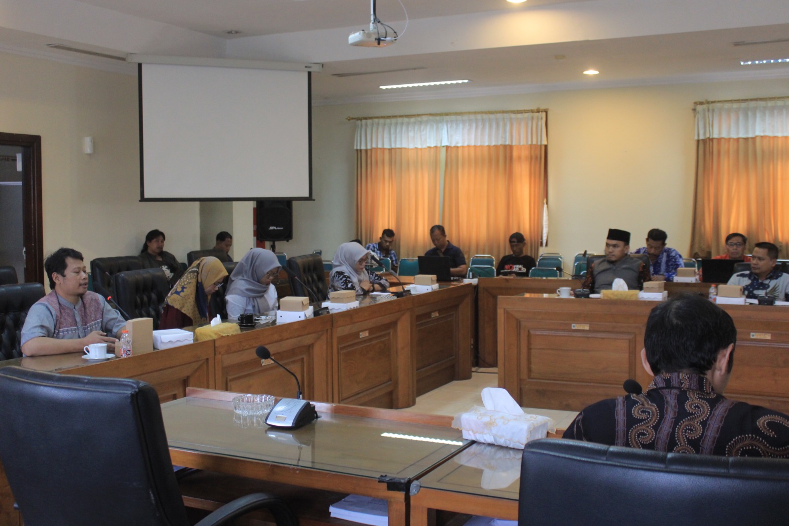 GALI INFORMASI : Susana rapat dengar pendapat antara DPRD Magetan dengan pemkab dan pihak Koperasi MSI, Jumat 2 Mei 2025.