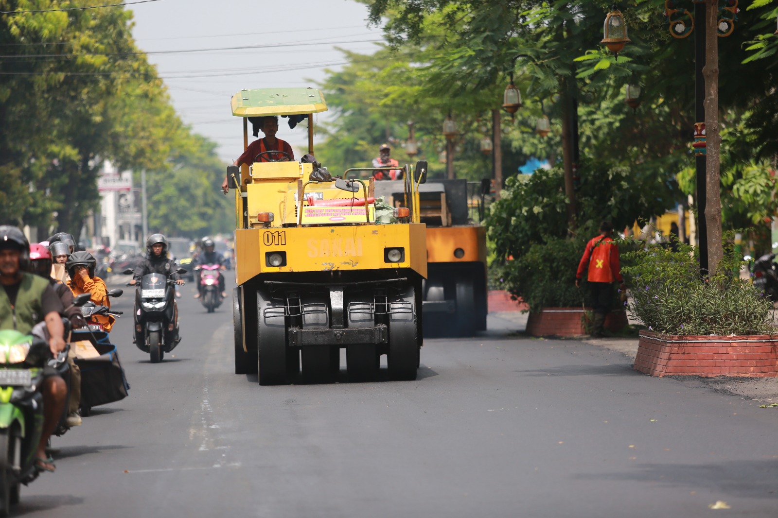 Proses pengaspalan ulang dilakukan oleh DPUPR di Jalan Agus Salim untuk menunjang kawasan ekonomi setempat. FOTO: BAGAS BIMANTARA/JAWA POS RADAR MADIUN