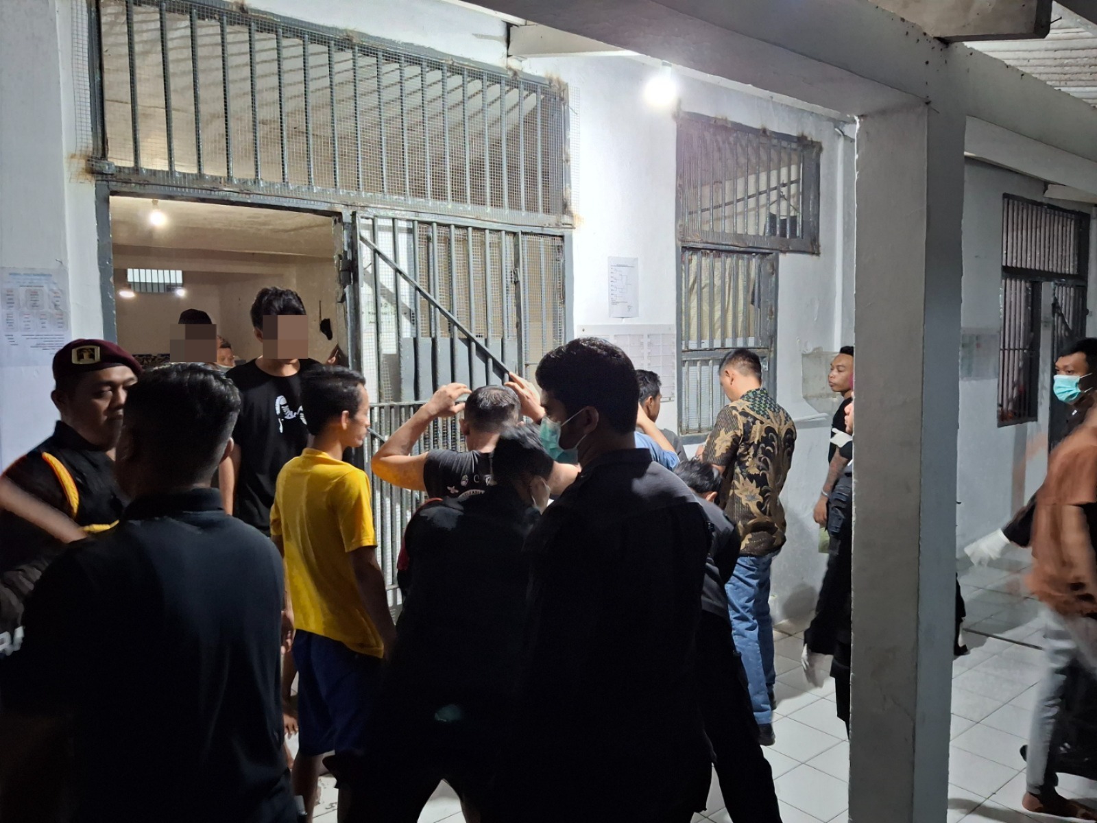 Lapas Kelas I Madiun gelar sidak malam hari. Hasilnya tak ditemukan barang terlarang. FOTO: ISTIMEWA