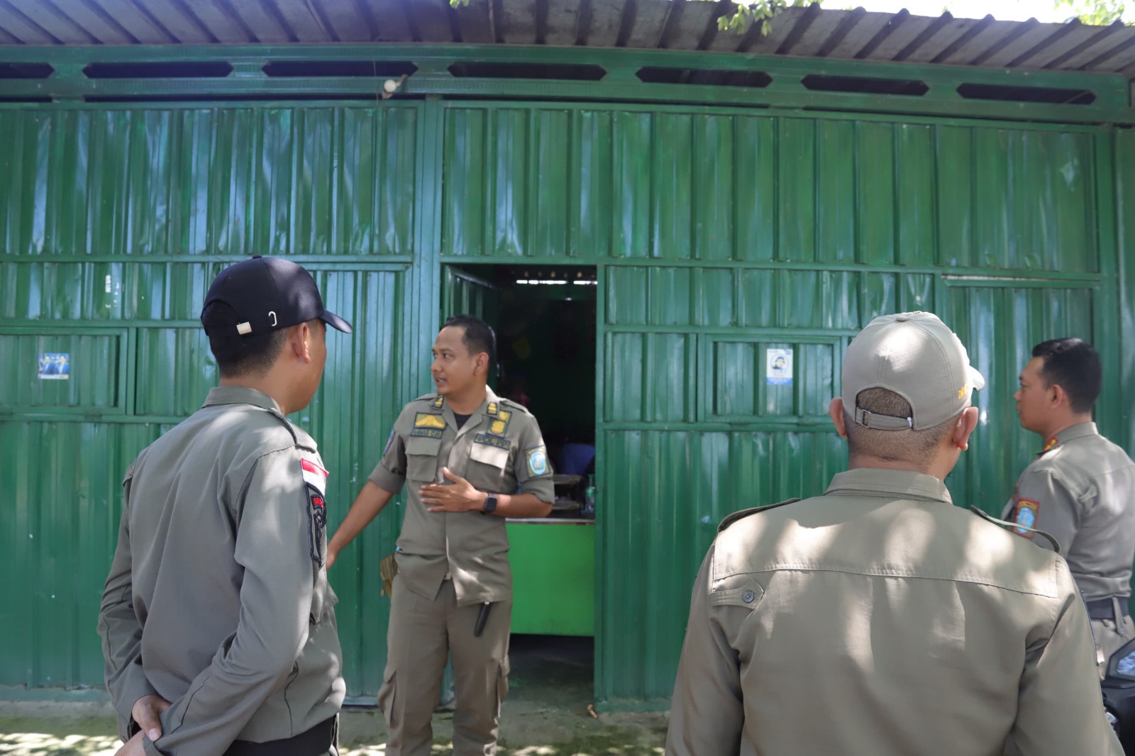 Petugas Satpo PP Ponorogo saat memberikan sosialisasi terkait penutupan warung remang-remang di Jalan Raya Siman. FOTO: SUGENG DWI N/RADAR PONOROGO