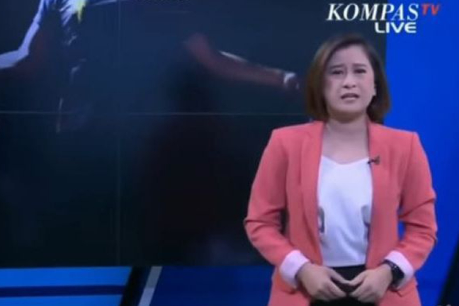 Presenter Kompas TV menangis saat siaran live, menyusul rencana layoff alias PHK massal oleh perusahaan media yang menaunginya.