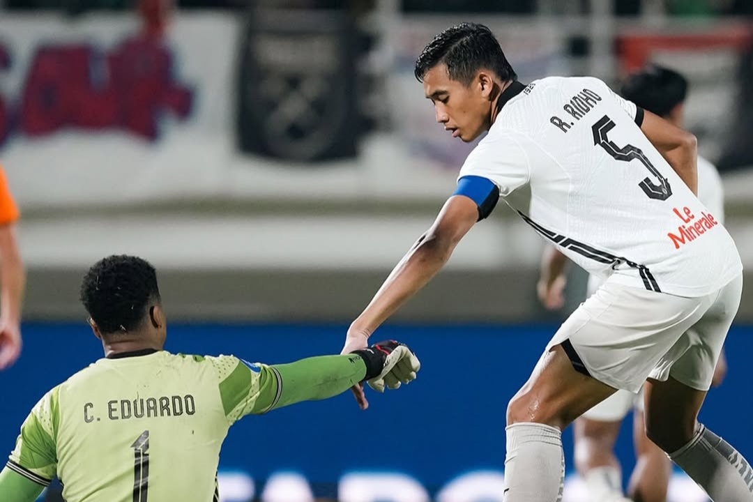 Kapten Persija Rizky Ridho bersikap fair play di Liga 1.