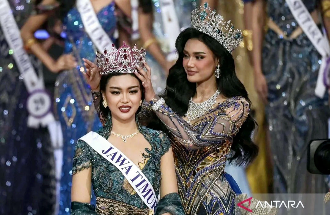 Firsta Yufi, perempuan asal Banyuwangi, raih mahkota Puteri Indonesia 2025.