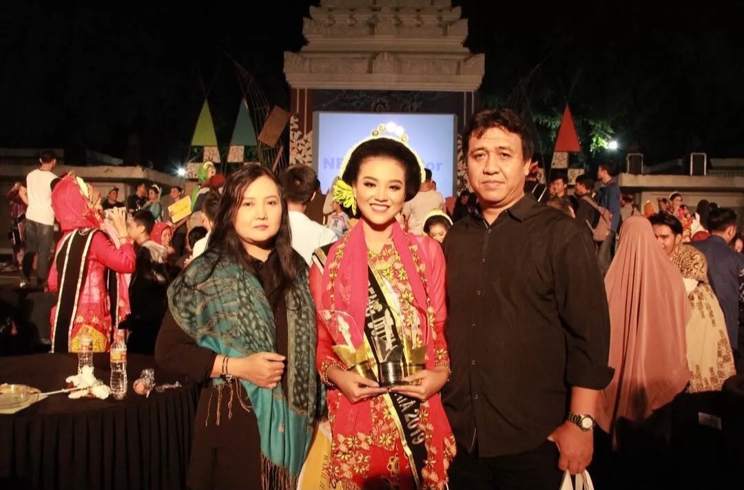 Firsta Yufi Amarta Putri diapit kedua orang tuanya usai final Jebeng-Thulik Banyuwangi 2019.