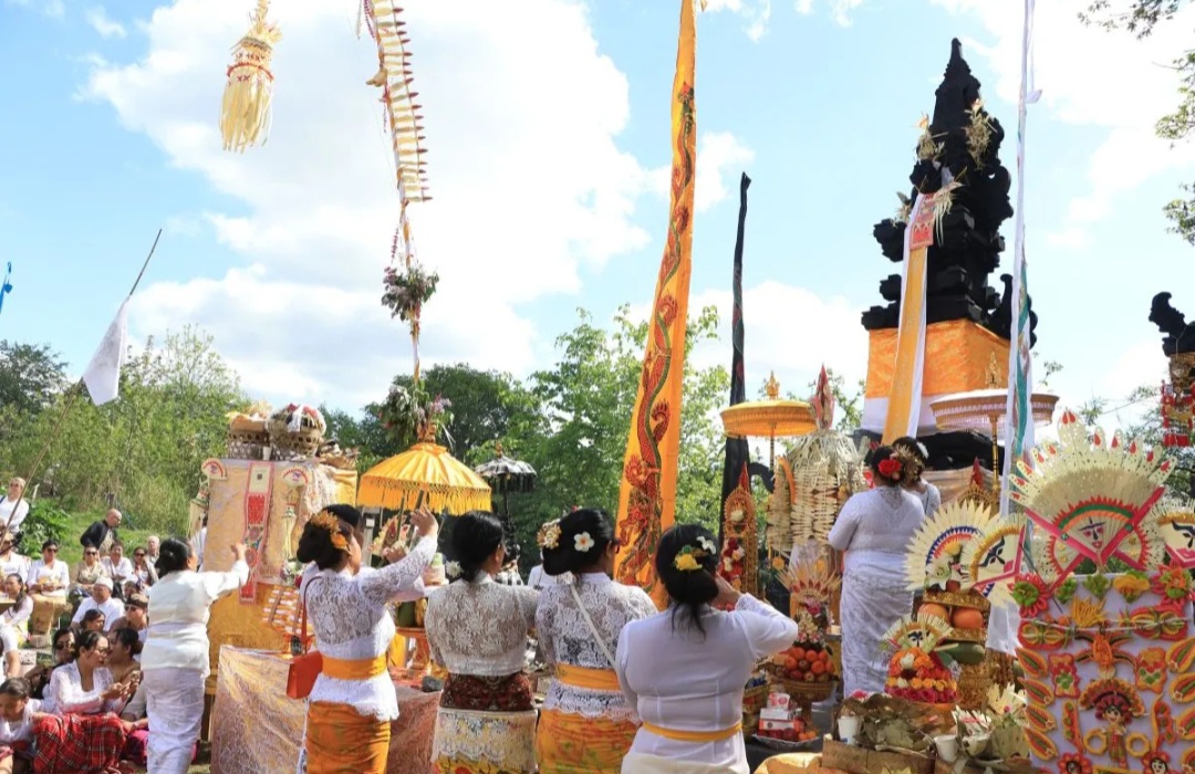 Umat Hindu melakukan upacara melaspas di Pura Santa Citta Bhuwana.