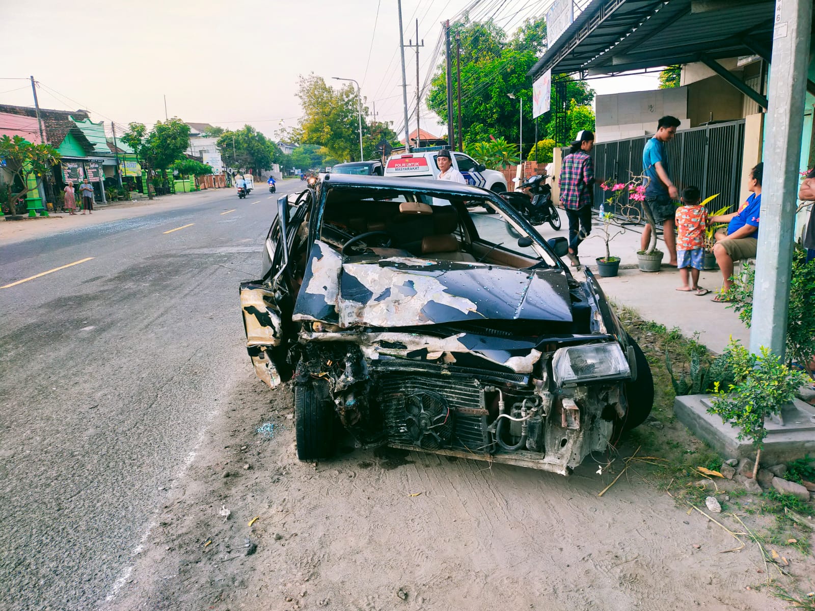 Honda Civic yang dikemudikan Gunawan ringsek setelah terlibat kecelakaan dengan Gran Max di Jalan Raya Madiun-Ponorogo, Minggu (4/5). FOTO: DIAN RAHAYU/RADAR MADIUN