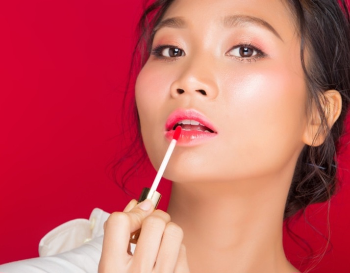 Ilustrasi rekomendasi lipstik ombre untuk bibir hitam.