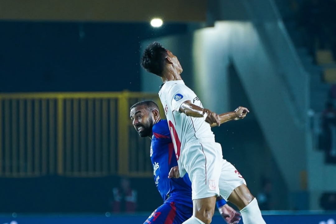 Duel sengit Persis vs Arema di Liga 1.