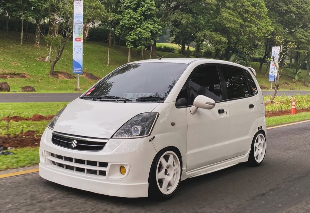 Karimun Estilo tetap jadi incaran! Mobil mungil dengan fitur besar, hemat BBM dan nyaman buat harian.