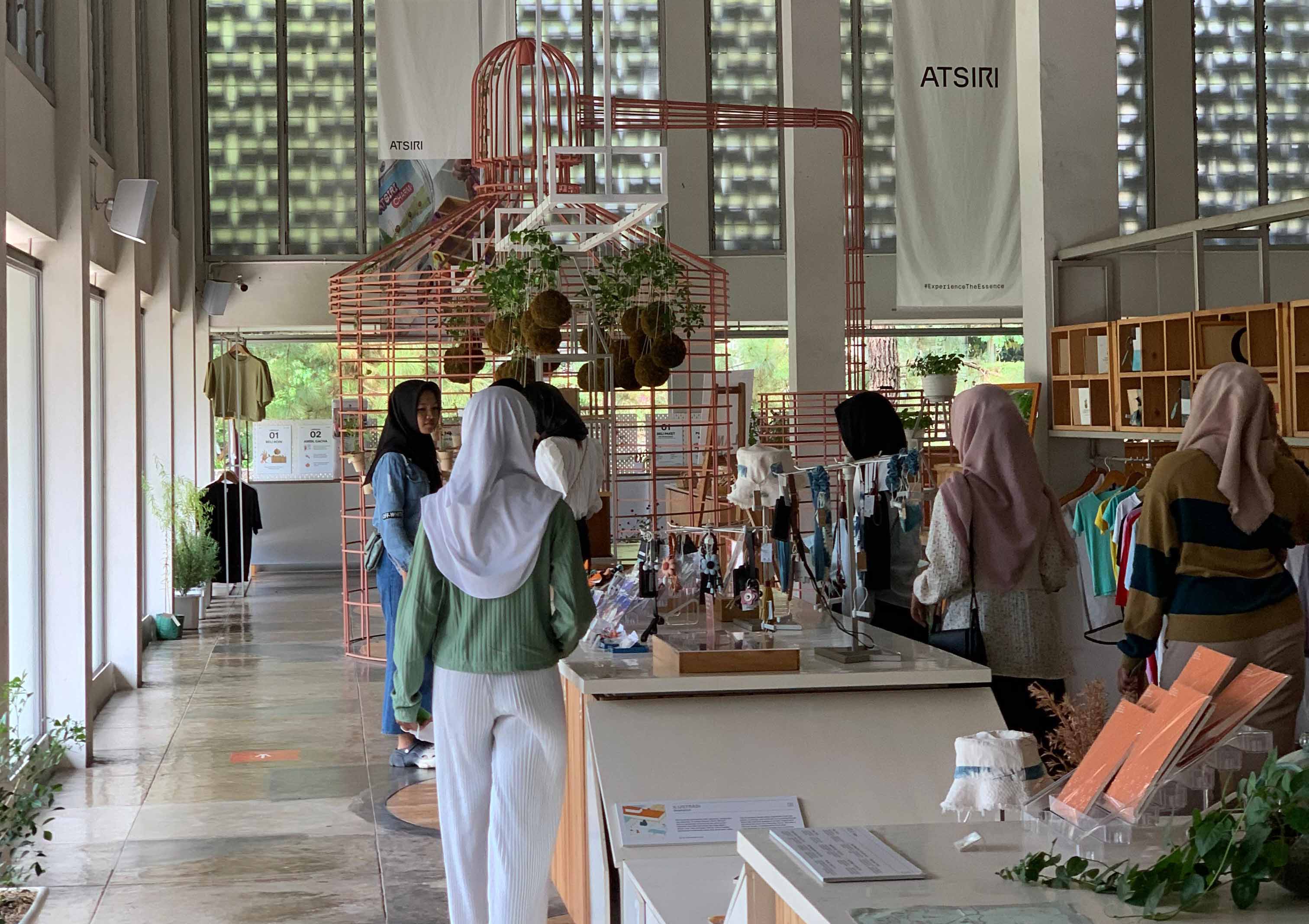 Store di Rumah Atsiri menarawarkan berbagai macam cederamata seperti parfum, minyak khusus, aromaterapi, berbagai sabun, wangi-wangian, dan sebagainya.