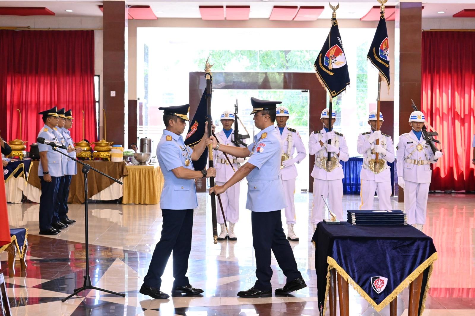 GANTI PIMPINAN: Prosesi sertijab Danlanud Iswahjudi berlangsung khidmat.