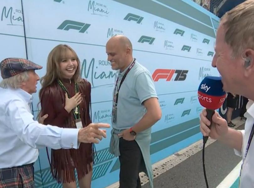 Lisa BLACKPINK berinteraksi dengan legenda balap Sir Jackie Stewart di paddock GP Miami 2025.