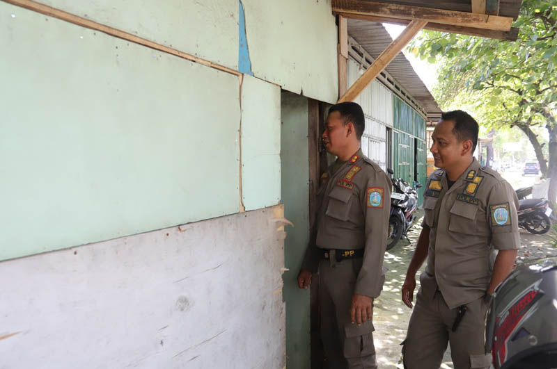 PERINGATAN: Petugas Satpol PP dan Damkar Ponorogo berencana menutup permanen warung remang-remang di sepanjang Jalan Raya Siman yang diduga jadi praktik prostitusi terselubung hari Senin 5 Mei 2025.