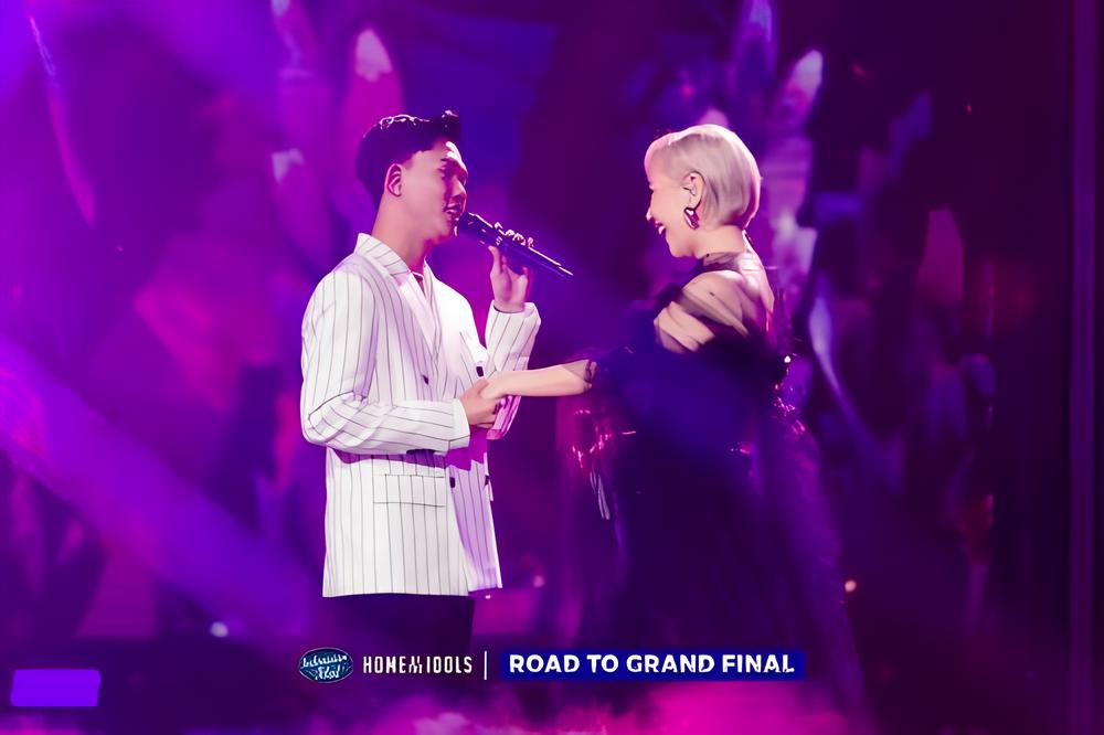 Fajar Noor saat duet dengan BCL tadi malam.