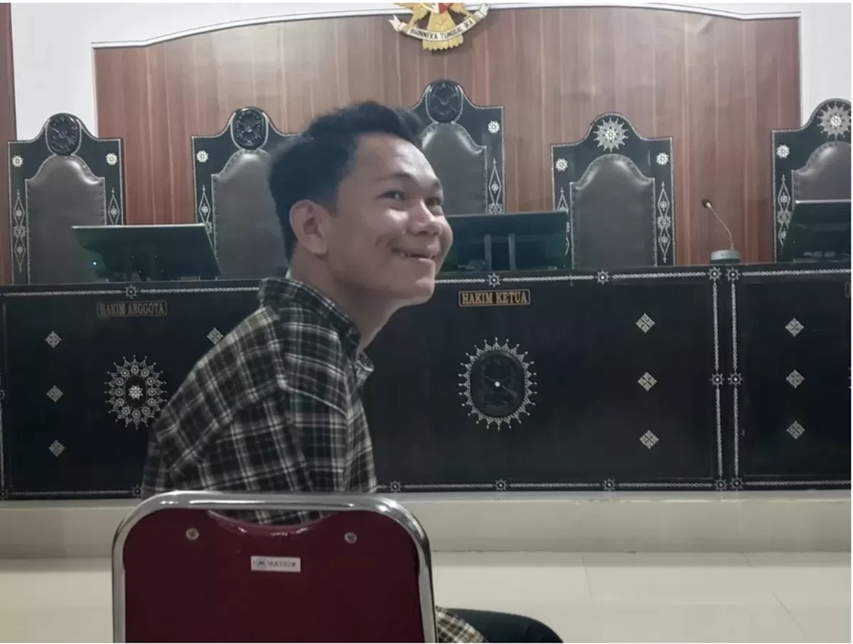 Terdakwa pelecehan seksual I Wayan Agus Suartana alias Agus Buntung tersenyum sebelum sidang dengan agenda pembacaan tuntutan di PN Mataram, Senin (5/5). (Harli/Lombok Post)