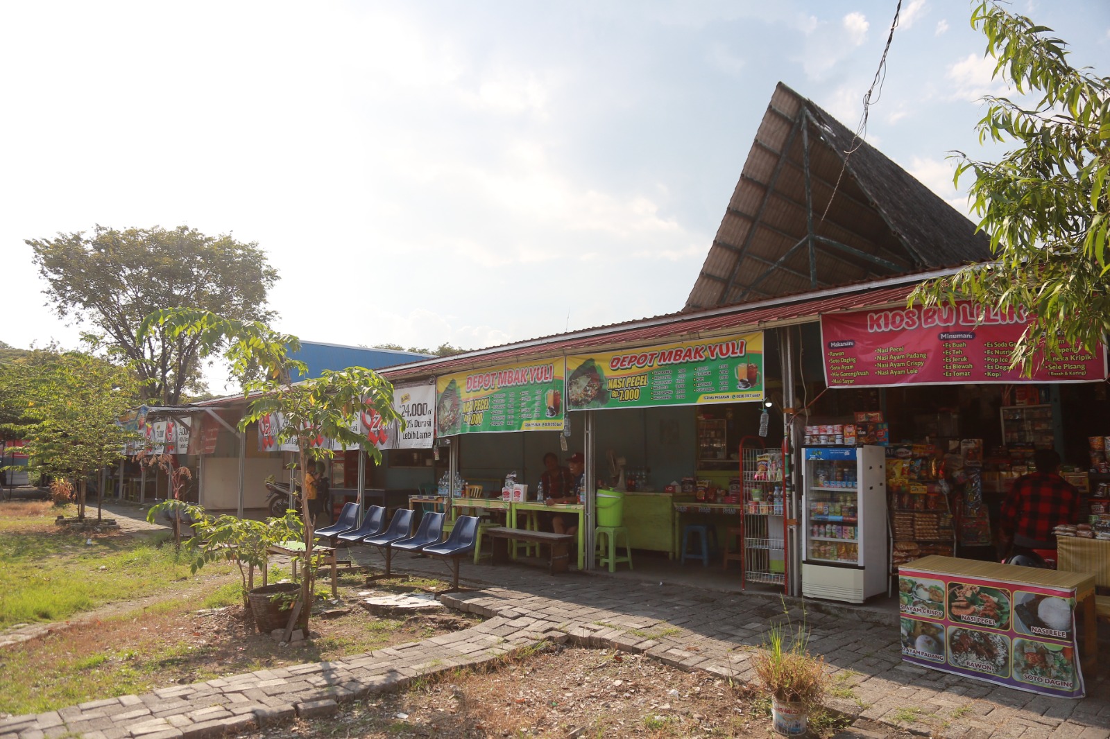 Suasana kios dagang di Terminal Purbaya Madiun yang sepi pembeli sejak revitalisasi tahun lalu. Pedagang berharap relokasi ke area strategis. FOTO: Bagas Bimantara/Radar Madiun