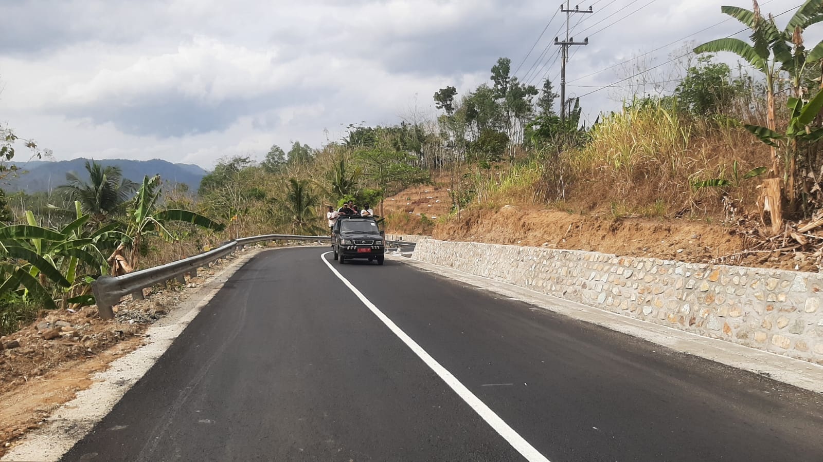Sebagian ruas Jalan Arjosari&ndash;Purwantoro sudah dilebarkan 27 kilometer. Sisanya akan dilanjutkan bertahap hingga 2026. FOTO: ISTIMEWA