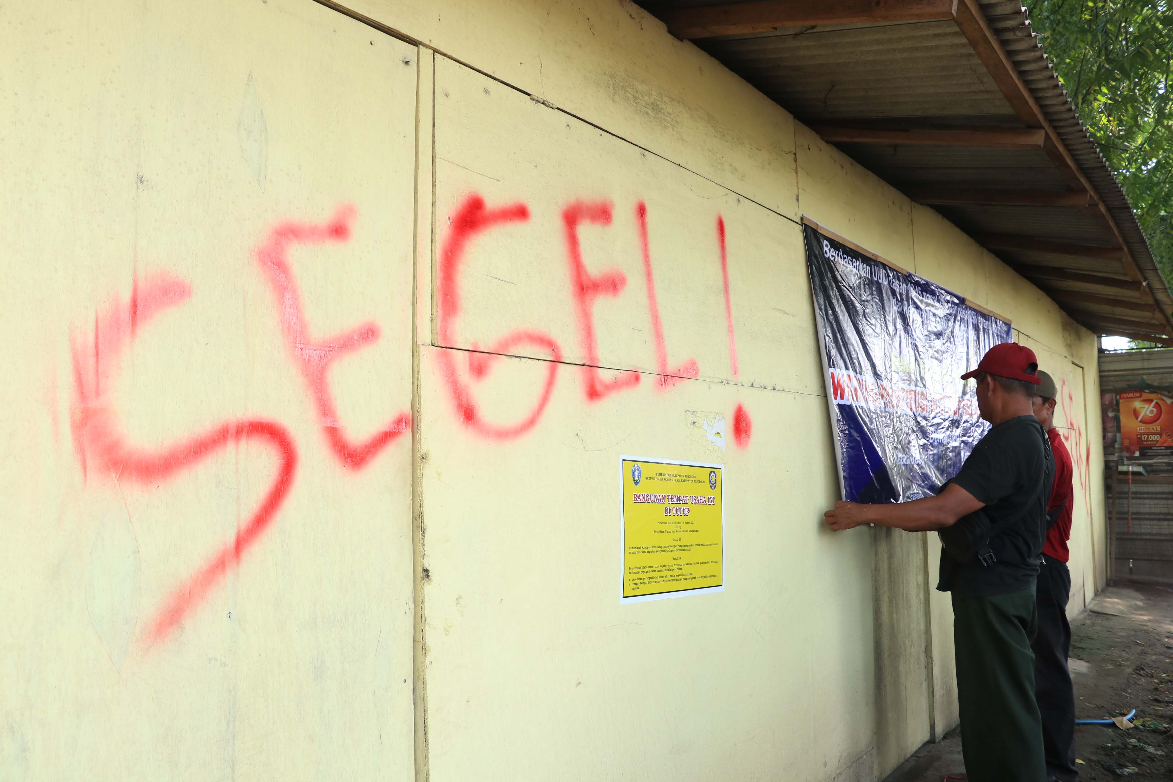 BELUM PUAS : Warga sekitar Jalan Raya Siman meminta bangunan warung remang-remang dibongkar usai penyegelan oleh Pemkab Ponorogo.&nbsp;