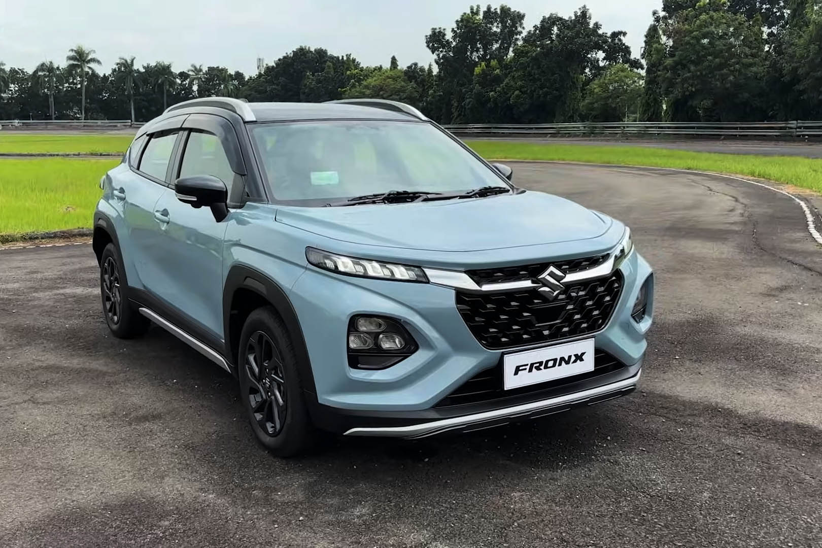 Penampilan Suzuki Fronx 2025&nbsp;saat test drive dalam channel Youtube LugNutz Auto Junkie