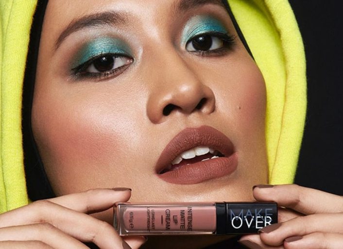 Ilustrasi rekomendasi lipstik matte Make Over untuk bibir hitam.