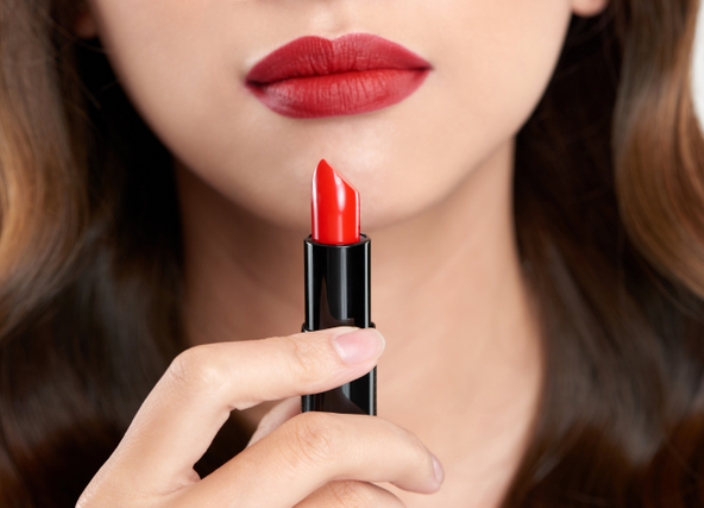 Ilustrasi lipstik matte Wardah untuk bibir hitam.