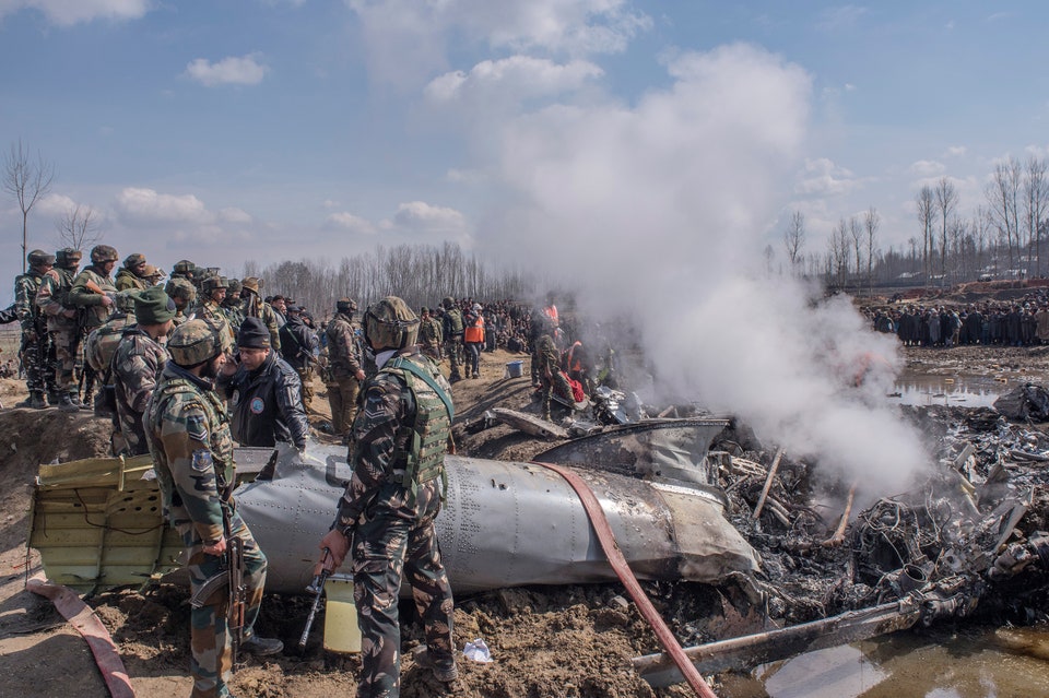 Sejumlah tentara Pakistan dan sebuah pesawat militer India yang ditembak jatuh.