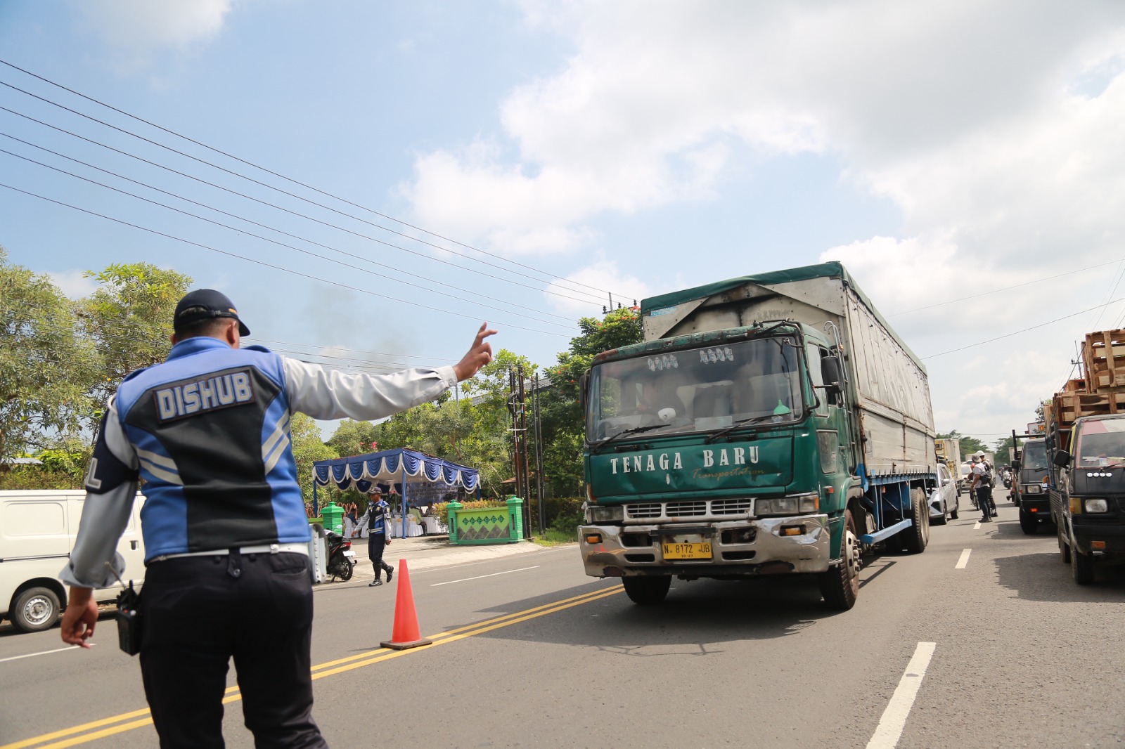 Petugas razia gabungan memeriksa kelayakan kendaraan di Jalan Basuki Rahmat, Kota Madiun, kemarin (6/5). FOTO: BAGAS BIMANTARA/RADAR MADIUN