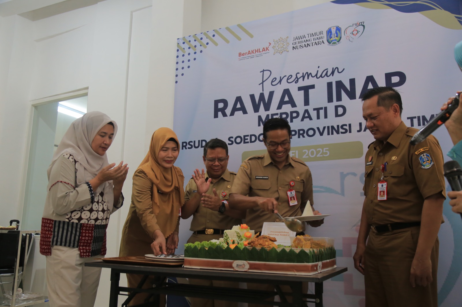 Direktur RSUD dr Soedono Madiun dr. Ananda Haris, Sp.B saat meresmikan gedung rawat inap Merpati D kemarin (6/5). FOTO: BAGAS BIMANTARA/JAWA POS RADAR MADIUN