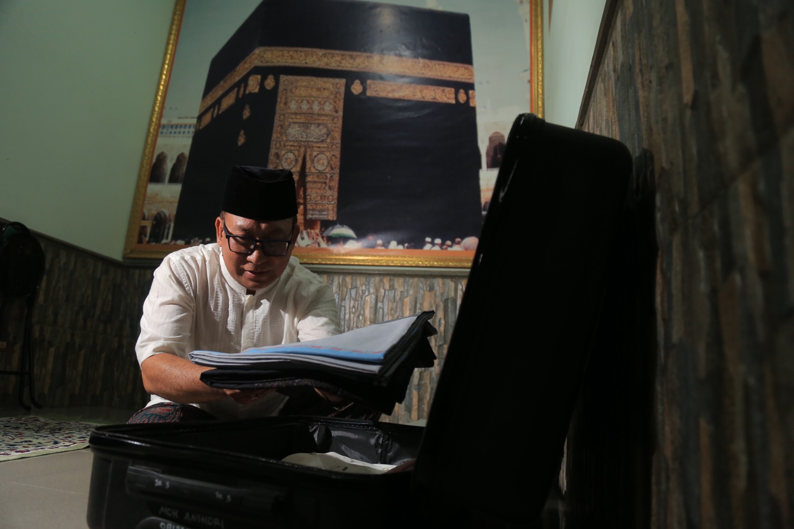 Para jemaah haji dari Kota Madiun mulai mengemasi barang dan pakaian yang akan dibawa berangkat ke Tanah Suci. FOTO: BAGAS BIMANTARA/RADAR MADIUN