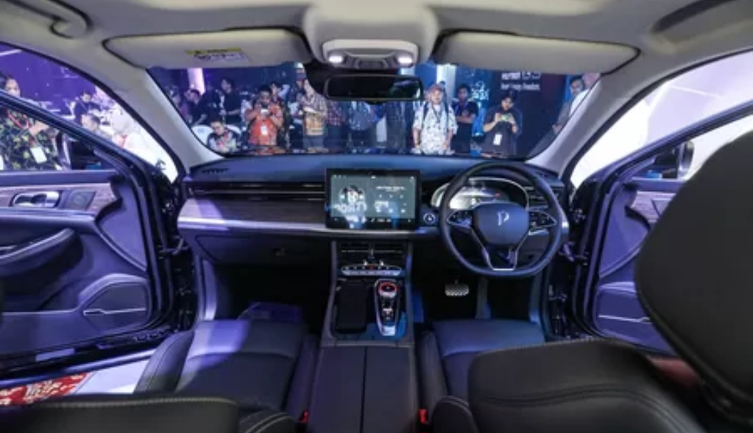 Interior mobil listrik Polytron.