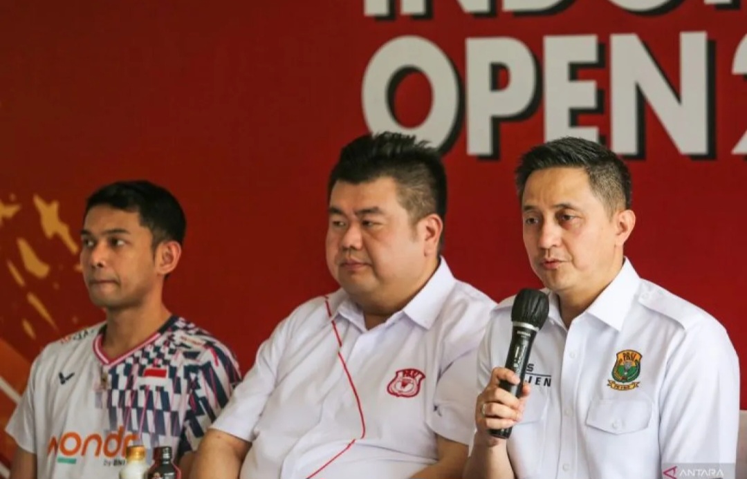 Sekjen PBSI Ricky Soebagdja (kanan) bersama Ketua Pelaksana Armand Darmadji (tengah) dan atlet bulu tangkis Indonesia Fajar Alfian (kiri) saat konferensi pers.