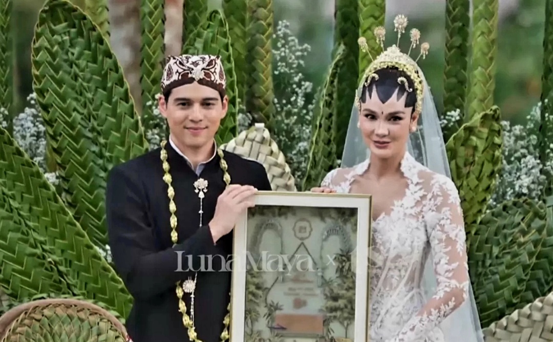 Maxime Bouttier menikahi Luna Maya di Bali dengan adat Jawa.