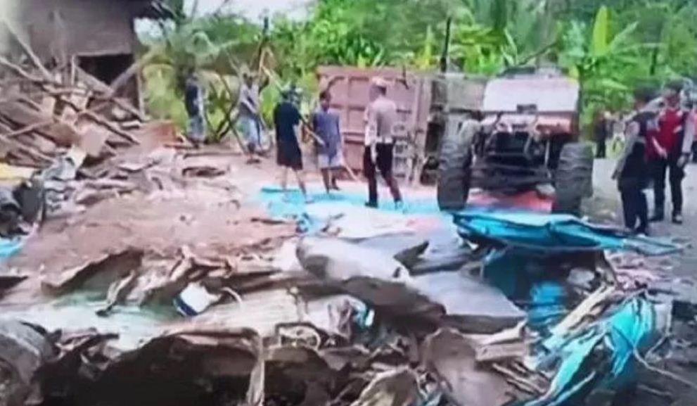 Kecelakaan yang melibatkan truk tronton dan angkot di Purworejo mengakibatkan 11 orang tewas.