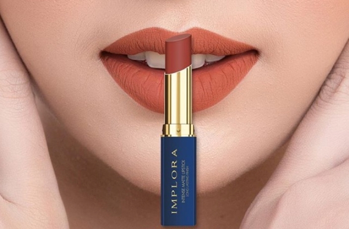 Ilustrasi rekomendasi liptik Implora untuk bibir hitam.