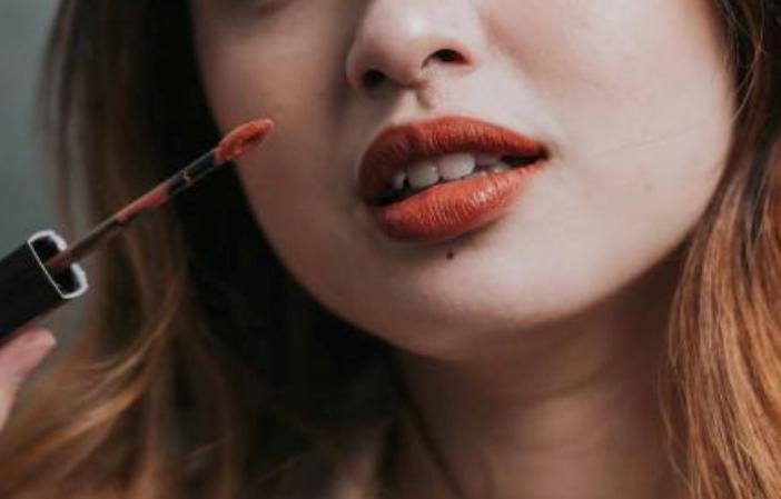 Ilustrasi lipstik Maybelline untuk bibir hitam.