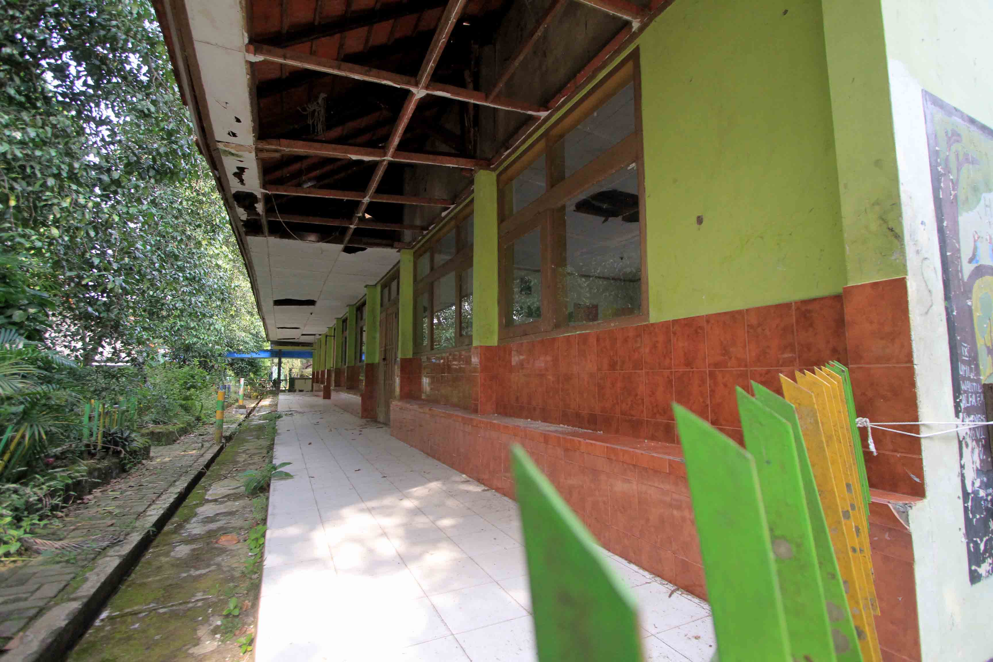 RUSAK: Atap bangunan SMPN 1 Ngariboyo sudah banyak berlubang. Sekolah tersebut sudah masuk dalam program perencanaan rehab tahun ini.