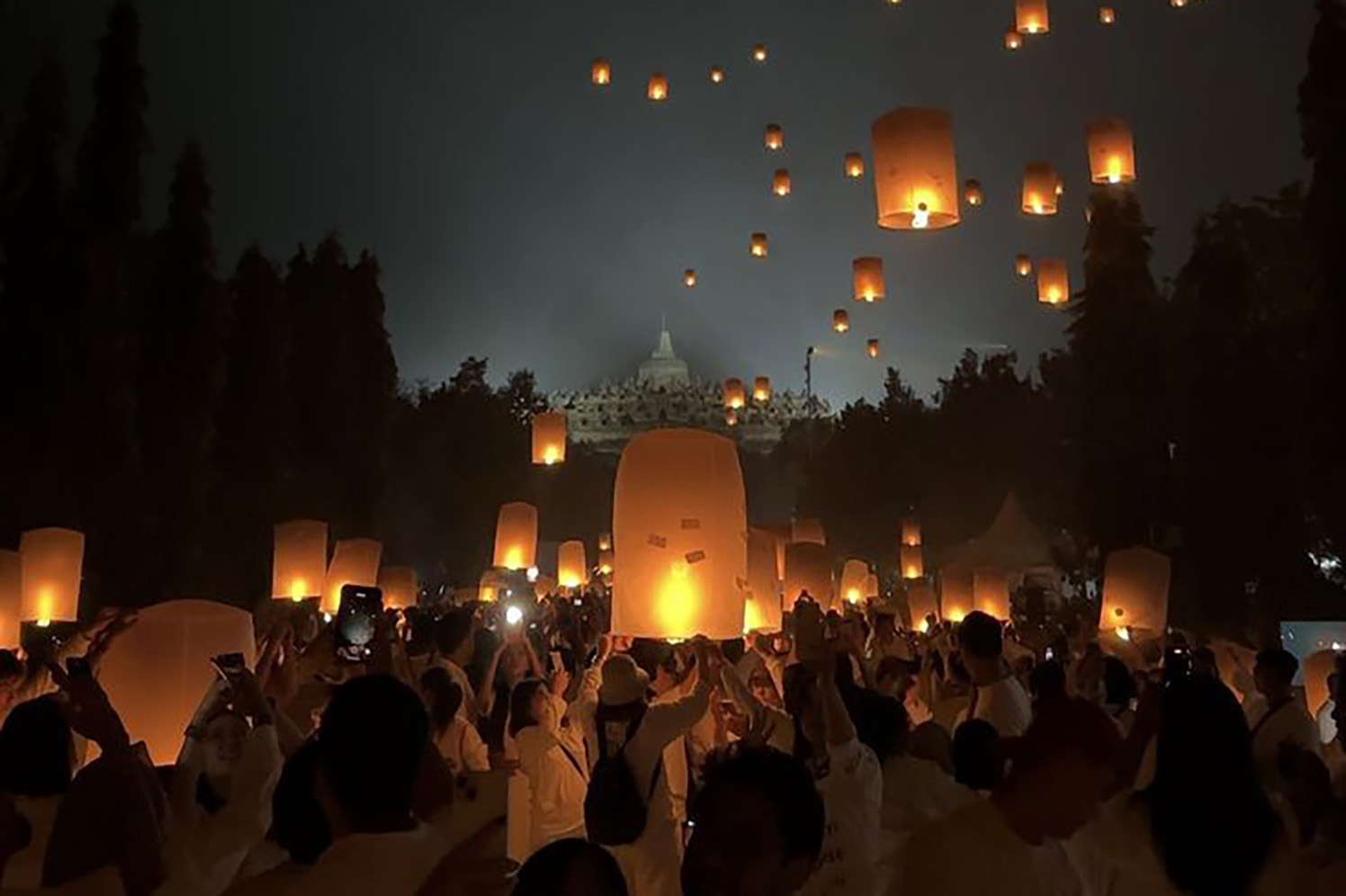 Acara pelepasan lampion dalam acara Festival Waisak di Candi Borobudur tahun lalu. (Pinterest)