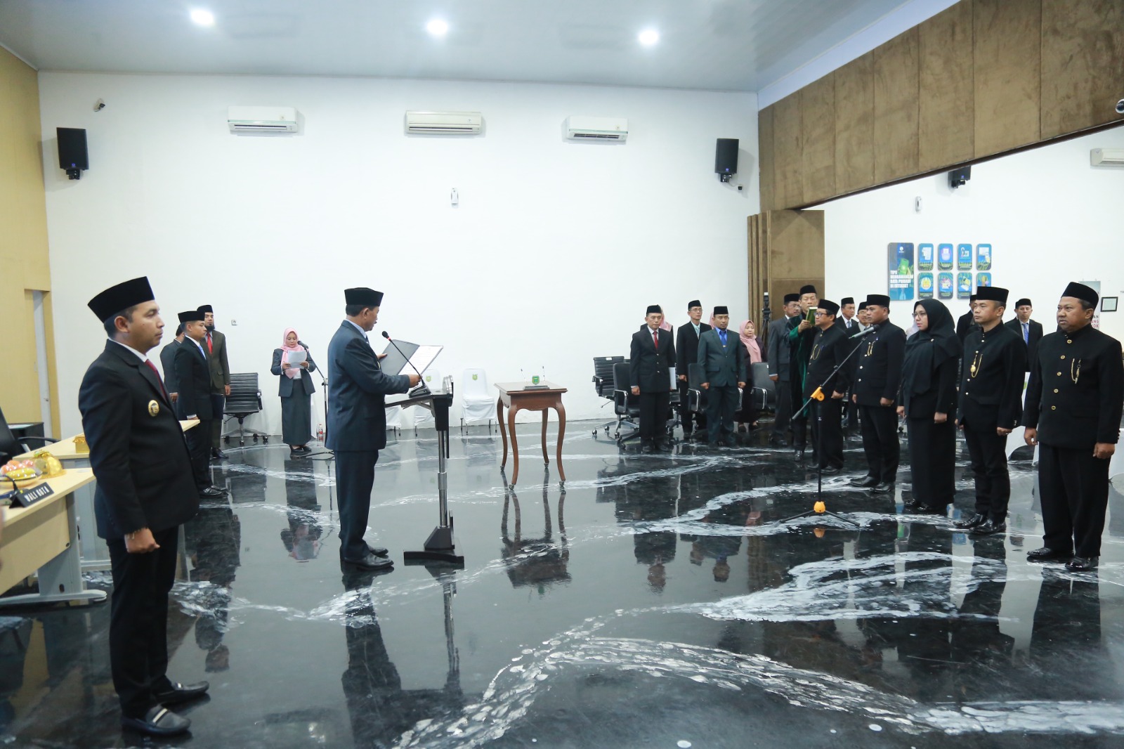 Lima pejabat eselon II di lingkungan Pemkot Madiun resmi dilantik dan diambil sumpah oleh Wali Kota Maidi, Rabu (7/5). FOTO: BAGAS BIMANTARA/RADAR MADIUN