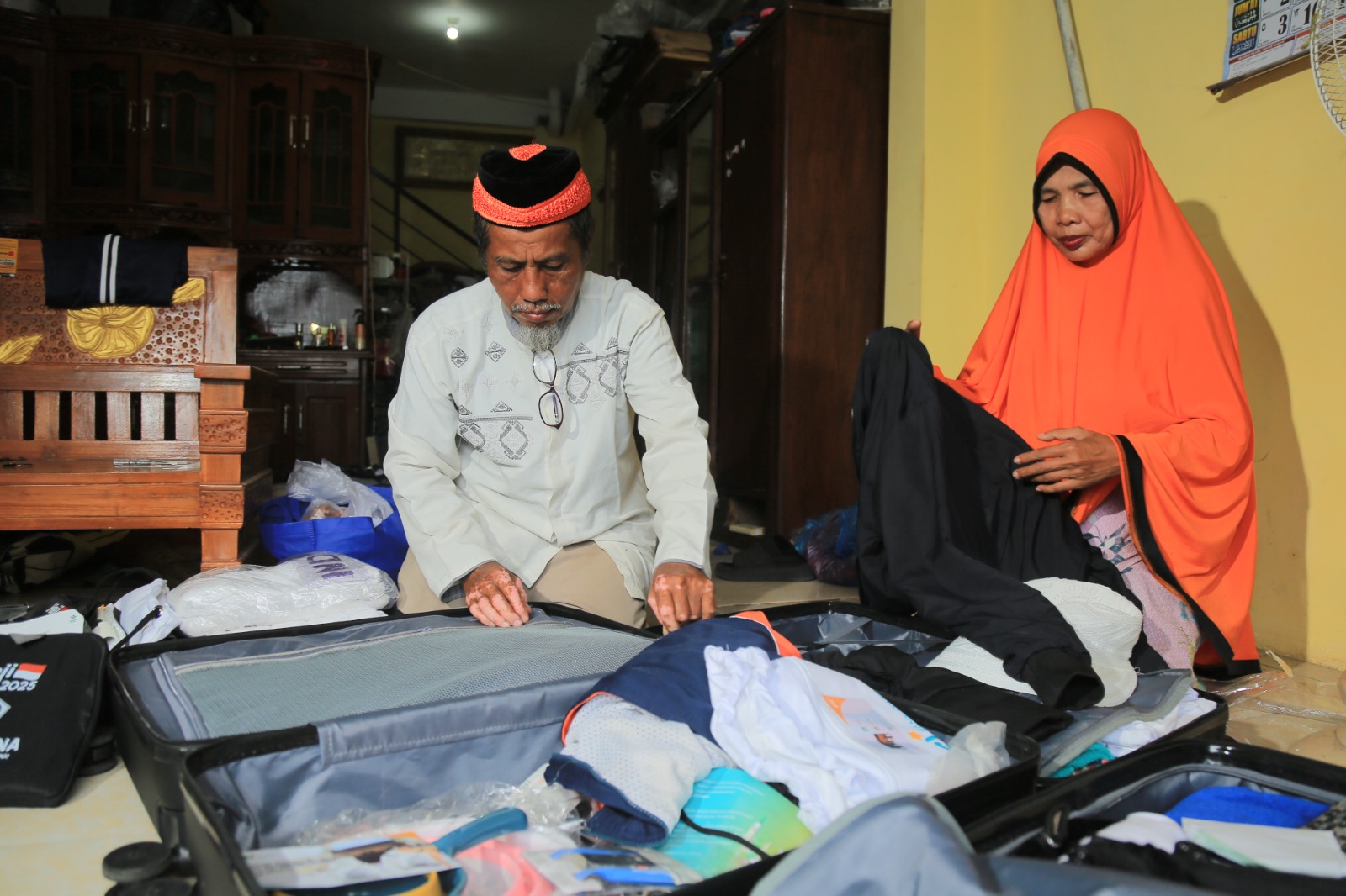 CJH Ujud Pranoto dan istrinya, Sariyati, menabung selama 17 tahun sebelum akhirnya berangkat ke Tanah Suci tahun ini. FOTO: BAGAS BIMANTARA/JAWA POS RADAR MADIUN