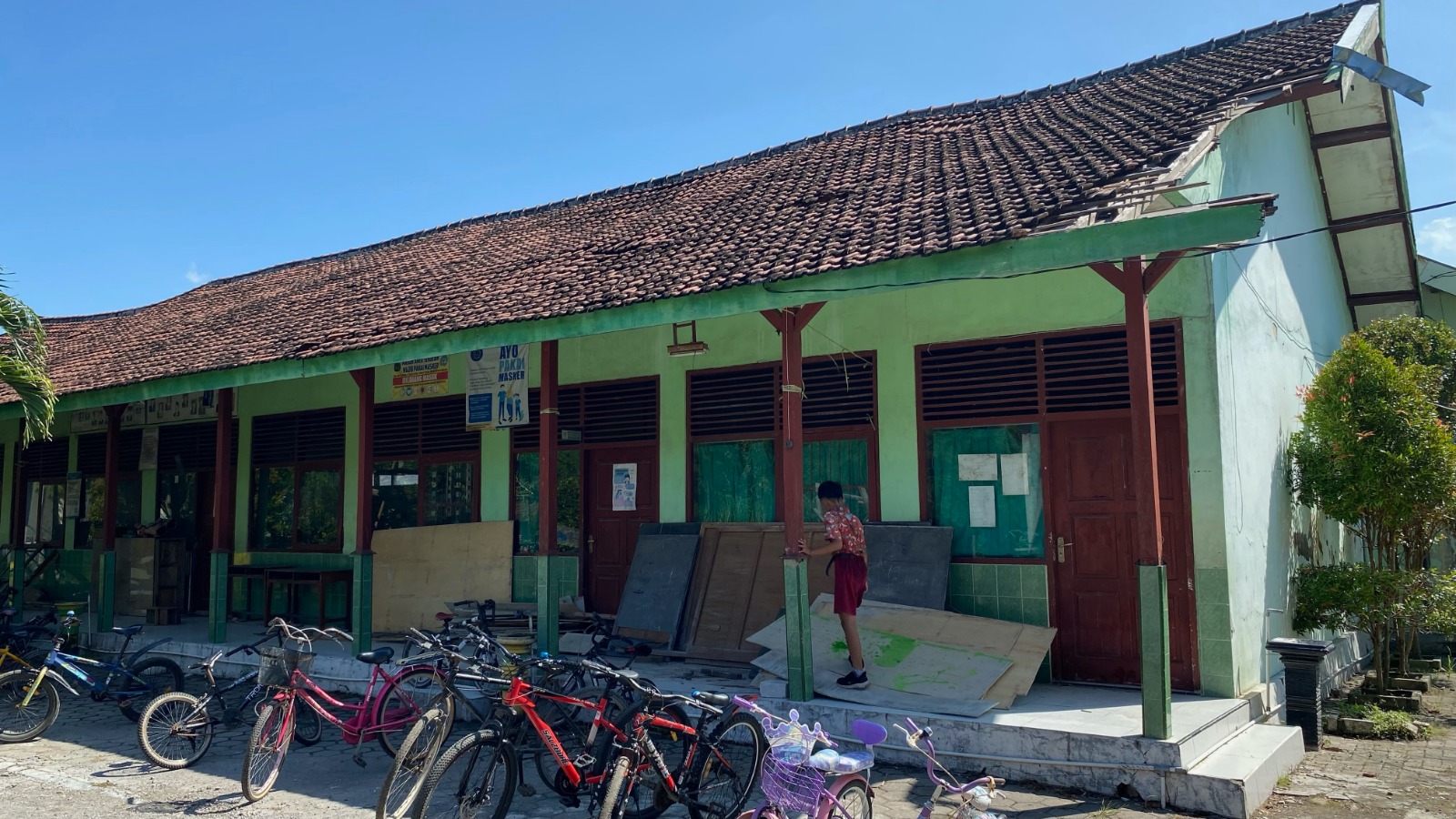 Empat ruang kelas SDN Glonggong 1, Balerejo alami kerusakan parah sejak 2023 dan belum diperbaiki. FOTO: DIAN RAHAYU/RADAR MADIUN