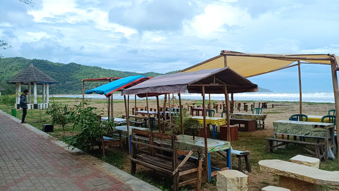 Kondisi Plaza Kuliner Pantai Pancer Door yang mulai semrawut akibat tenda liar di area pesisir. FOTO: NUR CAHYONO/RADAR PACITAN