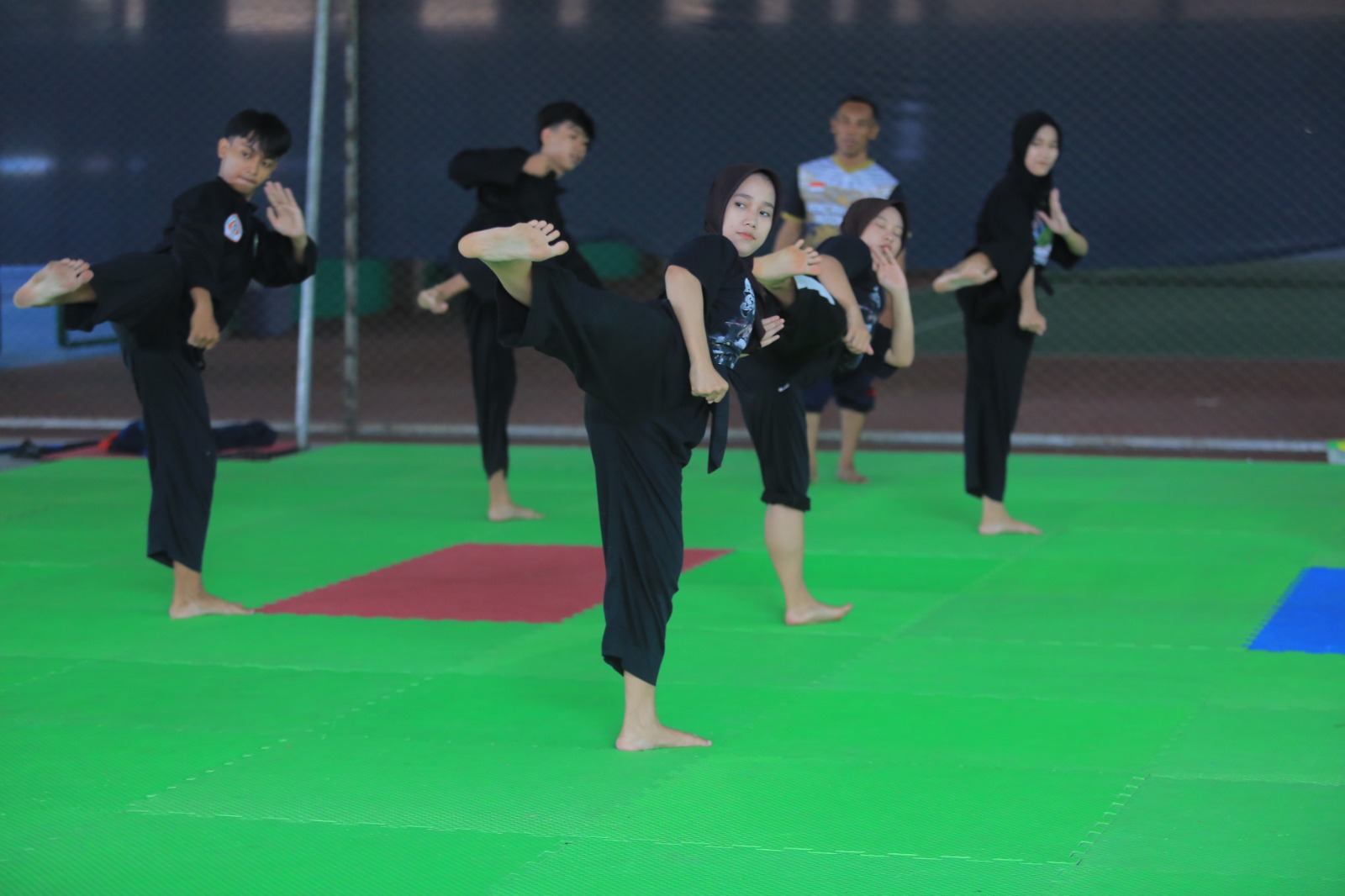 Para atlet cabor pencak silat menjalani sesi latihan menjelang penyelenggaraan Porprov Jatim di kompleks GOR Wilis, Kota Madiun. FOTO: BAGAS BIMANTARA/RADAR MADIUN